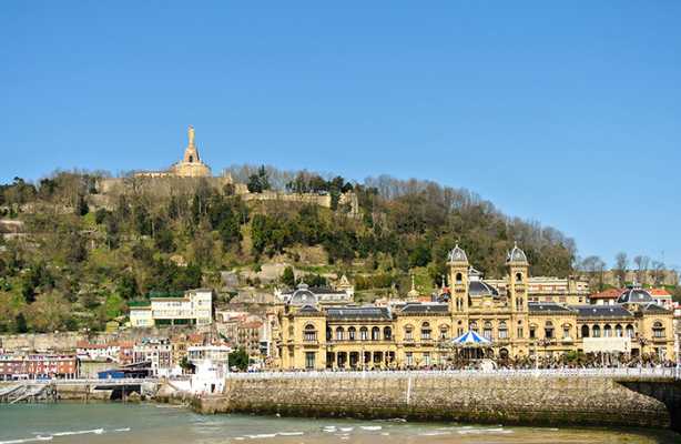 20140929111528380800_shutterstock_181778834_view-of-the-urgull-mountain-and-the-town-hall-of-san-sebastian-in-spain